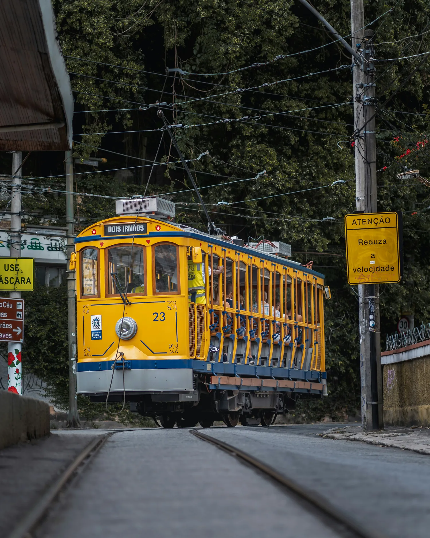 Bonde amarelo de Santa Teresa subindo a ladeira.